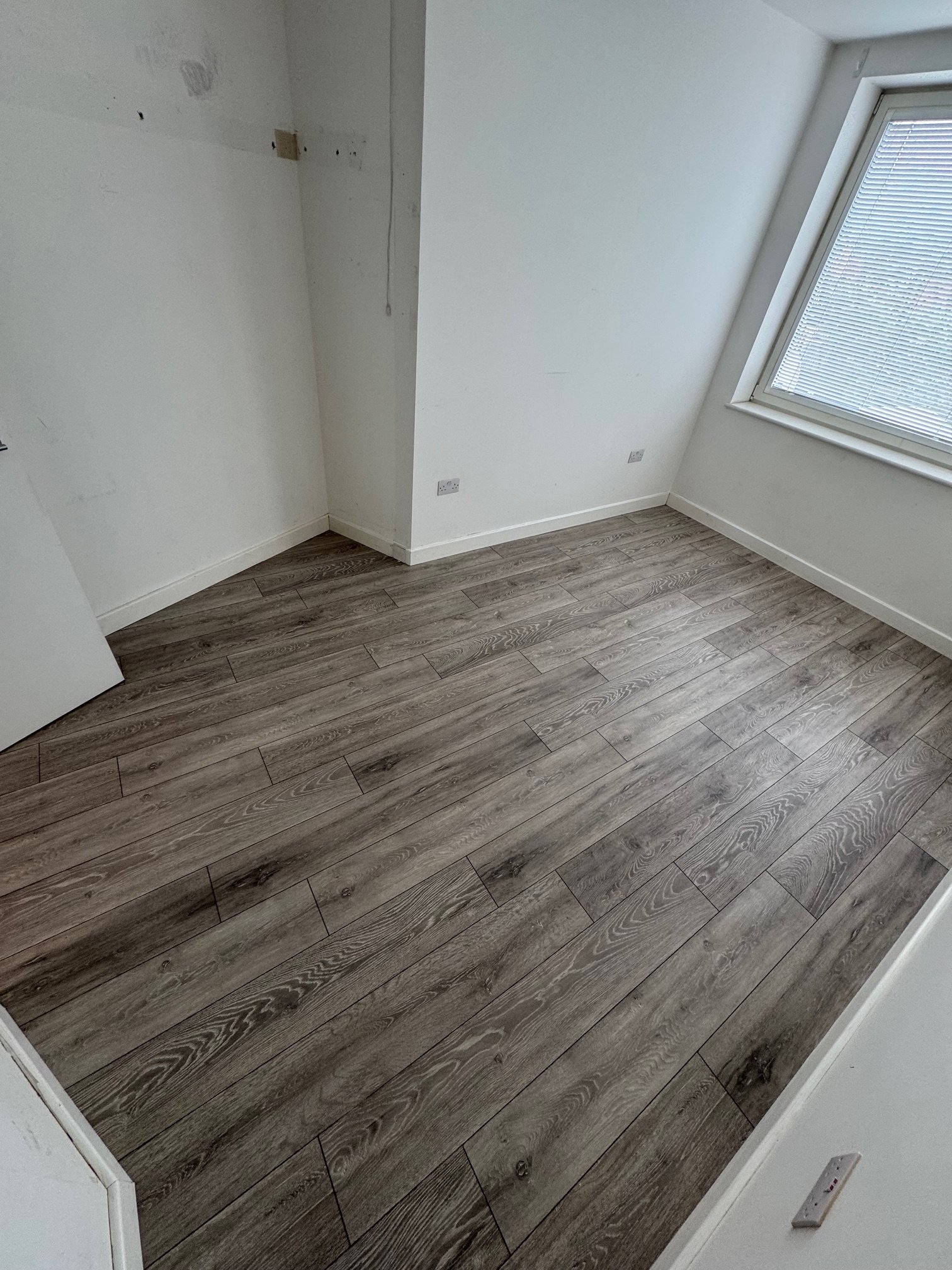 Harlesden Two-Bedroom Flat - Dartmoor Oak Laminate